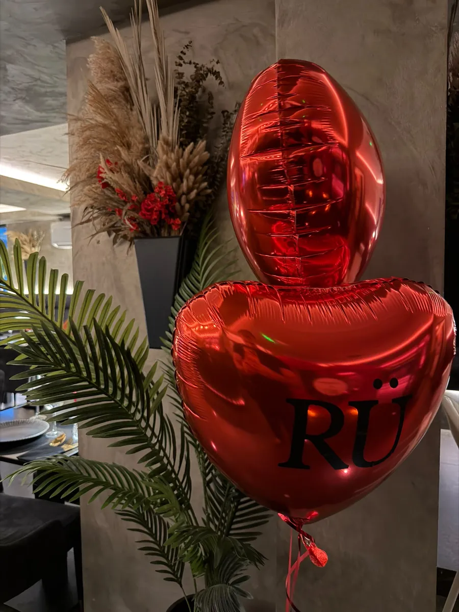RÜ heart balloons