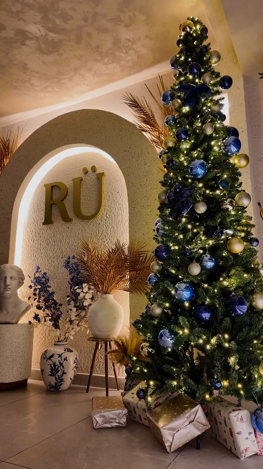 Christmas tree beside the RÜ arch