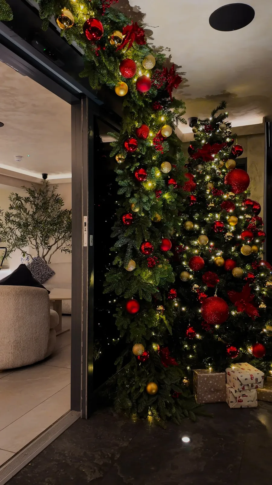 The Christmas garland at the entrance