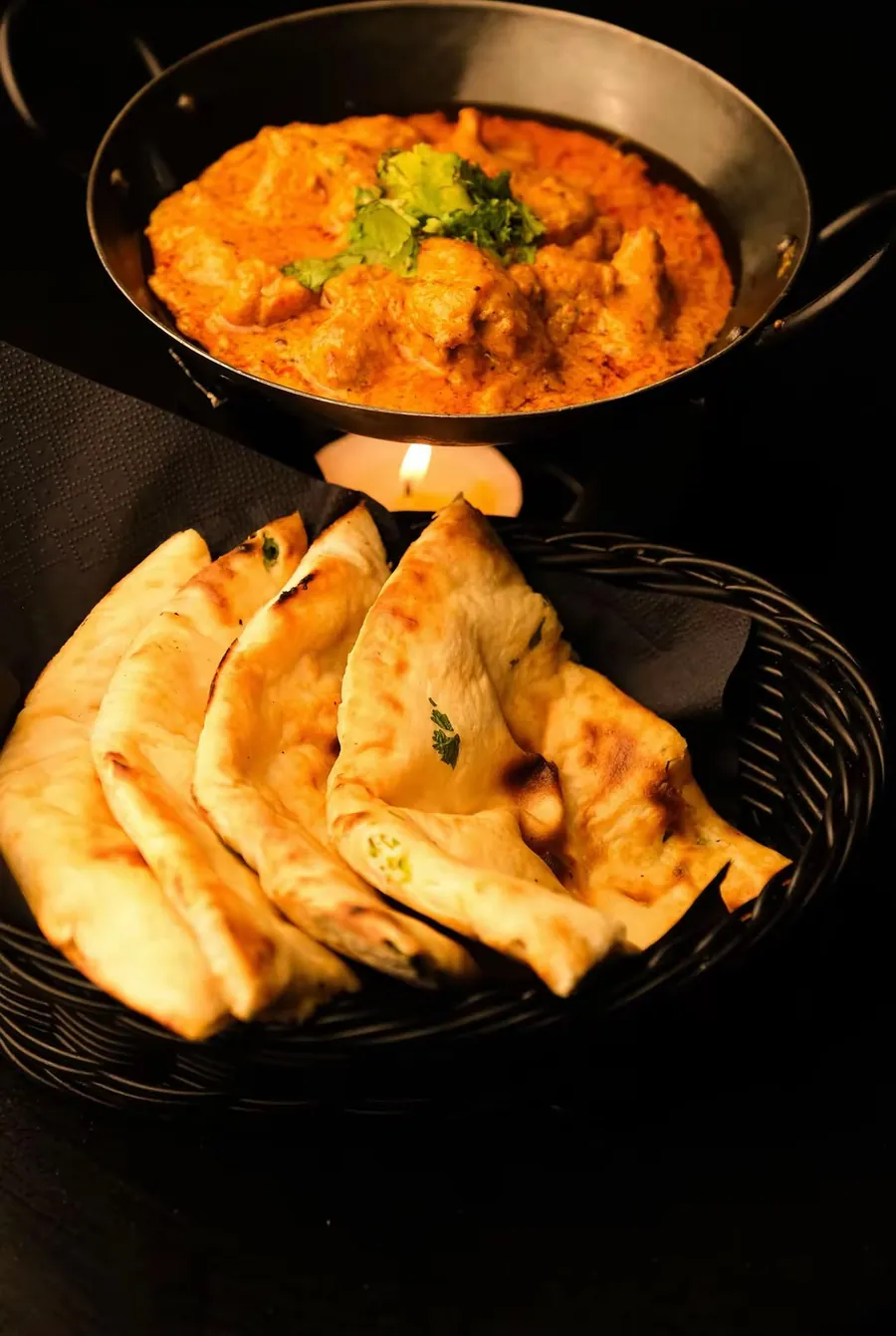 Butter chicken with garlic naan